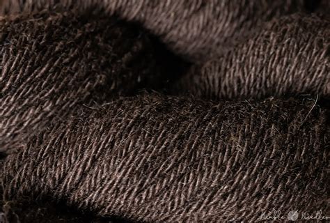  Yak Fleece - Exploring the Luxurious Fiber for High-Performance Textiles!